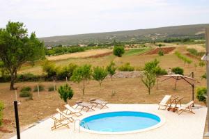 Bazén v ubytovaní Villa Stone Pearl with heated swimming pool alebo v jeho blízkosti