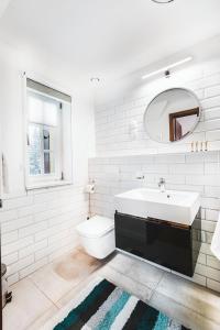 biała łazienka z umywalką i toaletą w obiekcie Stacja Szklarska Poręba - cisza i komfort w Szklarskiej Porębie