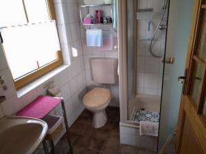 Koupelna v ubytování Pension/FeWo E. Tschernach + 18 fotografií