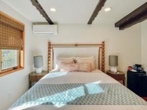 Кровать или кровати в номере Zane Grey Pueblo Hotel