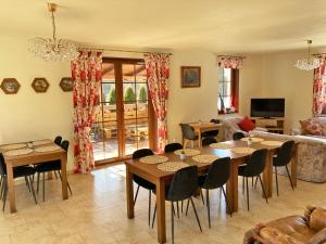 Lipowiec的住宿－Brzozowy Dworek - Winnica Lipowiec，客厅配有桌椅和沙发