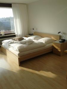 ein großes Bett in einem Schlafzimmer mit Fenster in der Unterkunft Ferienapartment B707 in Lahnstein