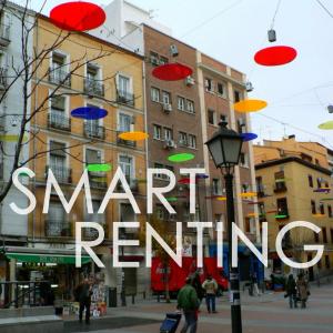 un panneau indiquant une location intelligente dans une ville avec des parasols dans l'établissement Apartamentos SmartRenting Justicia, à Madrid