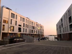 un groupe de bâtiments à côté d'une masse d'eau dans l'établissement Modern sunny apartment in residental area, à Venise