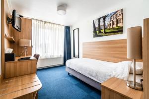Een bed of bedden in een kamer bij Hotel Hulst