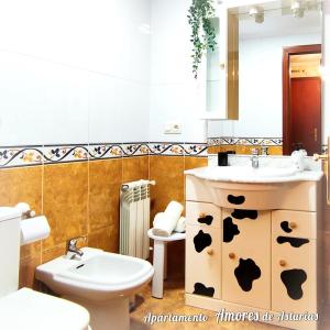 A bathroom at AMORES DE ASTURIAS
