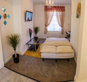 een slaapkamer met een bed en een raam bij king Bed Premium luxury suite + Free Parking + Free Fast WiFi in Morley
