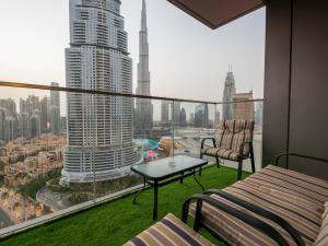 uma varanda com vista para uma grande cidade em FIRST CLASS 2BR with full BURJ KHALIFA and FOUNTAIN VIEW em Dubai