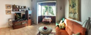 a living room with a couch and a table at Apartamento MAR Y TEIDE in Sauzal