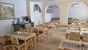 HUZAR في كرينيتسا زدروي: صف من الطاولات والكراسي في المطعم