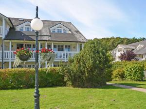 ein Straßenlicht vor einem großen Haus in der Unterkunft Dünenpark Binz - WG 73 "Strandläufer" mit Terrasse in Binz