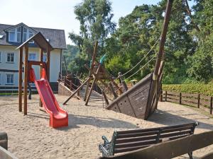 Ein Kinderspielbereich in der Unterkunft Dünenpark Binz - WG 73 "Strandläufer" mit Terrasse