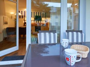 einen Tisch mit zwei Tassen drauf. in der Unterkunft Dünenpark Binz - WG 73 "Strandläufer" mit Terrasse in Binz