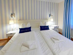 Ein Bett oder Betten in einem Zimmer der Unterkunft Dünenpark Binz - WG 73 "Strandläufer" mit Terrasse