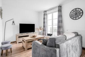 a living room with a couch and a tv at Disneyland-Paris, 8pers, Wifi, Netflix, 2 Parkings in Serris