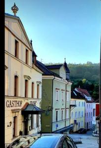 un groupe de bâtiments dans une rue avec une voiture dans l'établissement Hotel-Restaurant-Krone, à Bad Brückenau