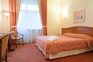 um quarto de hotel com uma cama e uma janela em Select Hotel Paveletskaya em Moscou
