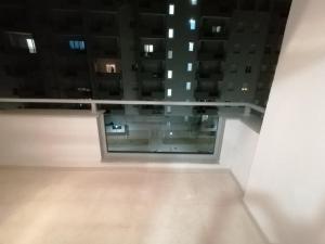 une chambre vide avec fenêtre dans un bâtiment dans l'établissement MM Vera Apartments, à Trebinje