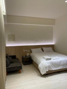 Rúm í herbergi á An An Homestay