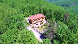 an aerial view of a house in the middle of a forest at Почивна база "Боженишки Урвич" in Bozhenitsa