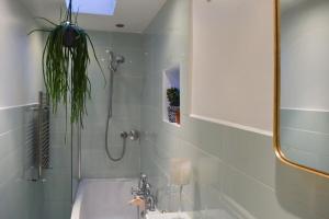 uma casa de banho com uma banheira, um lavatório e um chuveiro em Stylish and Spacious Apartment with Terrace em Londres