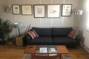 uma sala de estar com um sofá e uma mesa de centro em Stylish and Spacious Apartment with Terrace em Londres