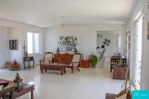 un grand salon avec des tables et des chaises dans l'établissement Palm Grey Villa By YourHost Vipingo Beach Kilifi, à Kijipwa