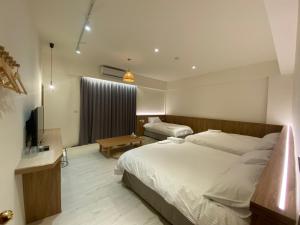 An An Homestay في شينتشنغ: غرفه فندقيه سرير وتلفزيون