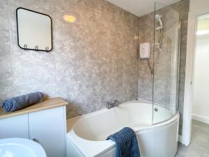 Ένα μπάνιο στο Spacious 2-bed Apartment in Crewe by 53 Degrees Property, ideal for Business & Professionals, FREE Parking - Sleeps 3 +8 φωτογραφίες
