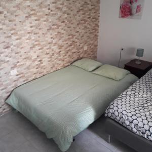 ein Schlafzimmer mit einem Bett und einer Ziegelwand in der Unterkunft Edificio Gavota in Los Cristianos