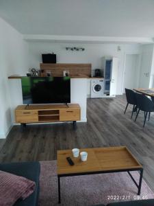 ein Wohnzimmer mit einem TV und einem Couchtisch in der Unterkunft Ferienwohnung Christine in Jever