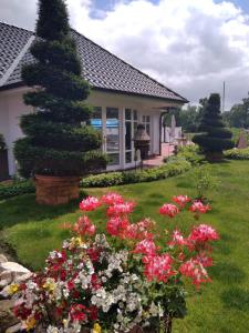 einen Garten mit Blumen vor einem Haus in der Unterkunft Ferienwohnung Christine in Jever