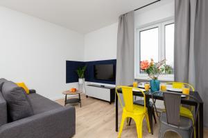Televízia a/alebo spoločenská miestnosť v ubytovaní Artistic Żoliborz Apartments by Noclegi Renters
