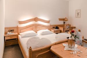 Postel nebo postele na pokoji v ubytování Hotel Kirchenwirt + 32 fotografií