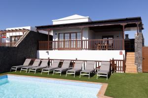 willa z basenem i domem w obiekcie Villa Penguina Play Blanca Lanzarote w mieście Playa Blanca