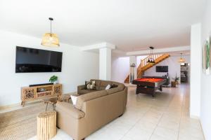 Telewizja i/lub zestaw kina domowego w obiekcie Villa Penguina Play Blanca Lanzarote