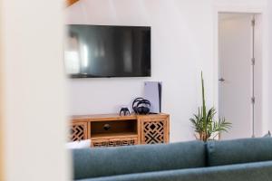 Telewizja i/lub zestaw kina domowego w obiekcie Villa Penguina Play Blanca Lanzarote