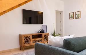 Telewizja i/lub zestaw kina domowego w obiekcie Villa Penguina Play Blanca Lanzarote