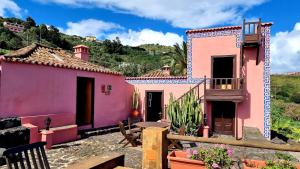 a house with pink and purple houses at Celeste in Mazo