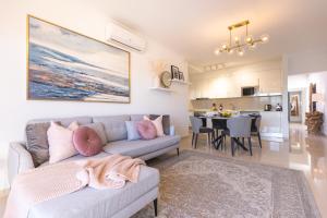 salon z kanapą i kuchnią w obiekcie Villa Penguina Play Blanca Lanzarote w mieście Playa Blanca