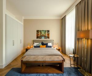 ein Schlafzimmer mit einem großen Bett und einem großen Fenster in der Unterkunft Roosevelt Stadthaus in Wien