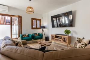 salon z kanapą i stołem w obiekcie Villa Penguina Play Blanca Lanzarote w mieście Playa Blanca