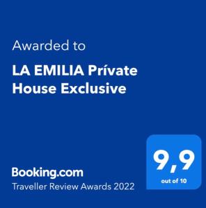 un cartel azul que lee otorgado a la casa privada La Emilia exclusiva en Cabaña LA EMILIA Private house en Uspallata