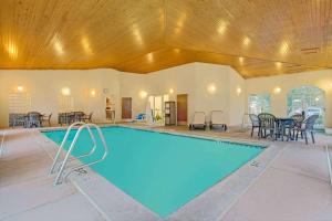 a swimming pool with a table and chairs around it at Royal Inn Airport Salt Lake City in Salt Lake City