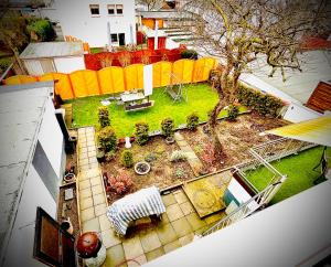 eine Luftansicht auf einen Hinterhof mit Garten in der Unterkunft Bei Daniel am Dortmunder Flughafen in Dortmund