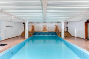 a large swimming pool in a building at Smy Koflerhof Wellness & Spa Dolomiti in Rasun di Sopra