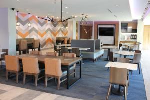- une salle à manger avec une table et des chaises dans l'établissement La Quinta Inn & Suites by Wyndham Bardstown, à Bardstown