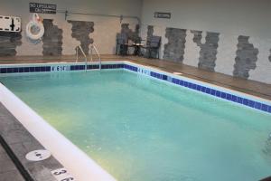 ein großer Pool mit blauem Wasser in der Unterkunft La Quinta Inn & Suites by Wyndham Bardstown in Bardstown