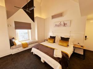 una camera con un grande letto e una finestra di Boschenmeer House a Paarl