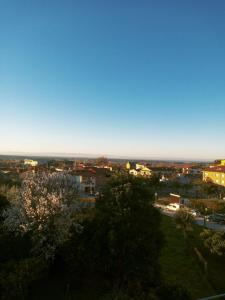 een uitzicht op een stad met een blauwe lucht bij APARTAMENTO PURI in Candeleda